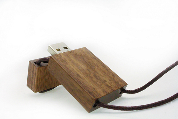 ciekawy pendrive USB z drewna