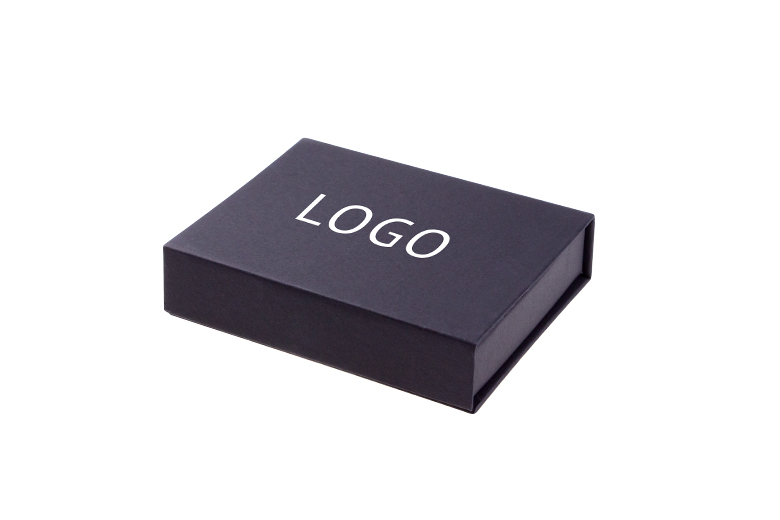 Czarne kartonowe pudełko do pendriva USB