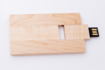 Pendrive w kształcie karty z drewna, jasny kolor